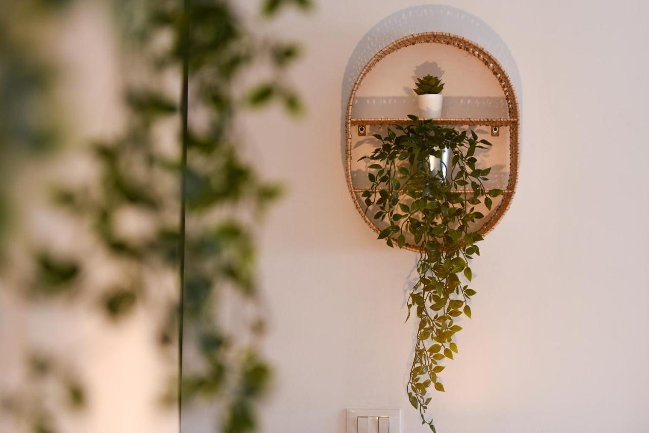 Read All About It - Stylish Central Studio بوخارست المظهر الخارجي الصورة