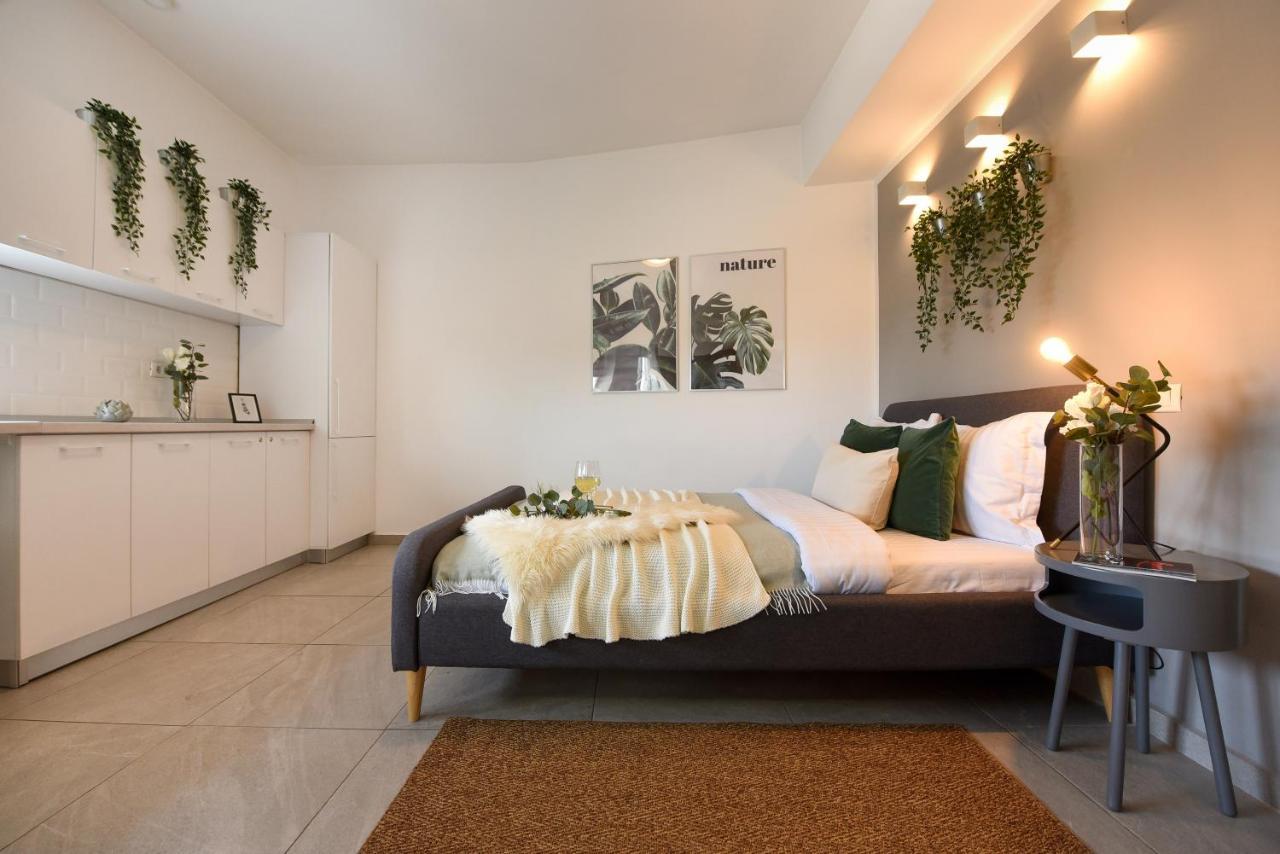 Read All About It - Stylish Central Studio بوخارست المظهر الخارجي الصورة