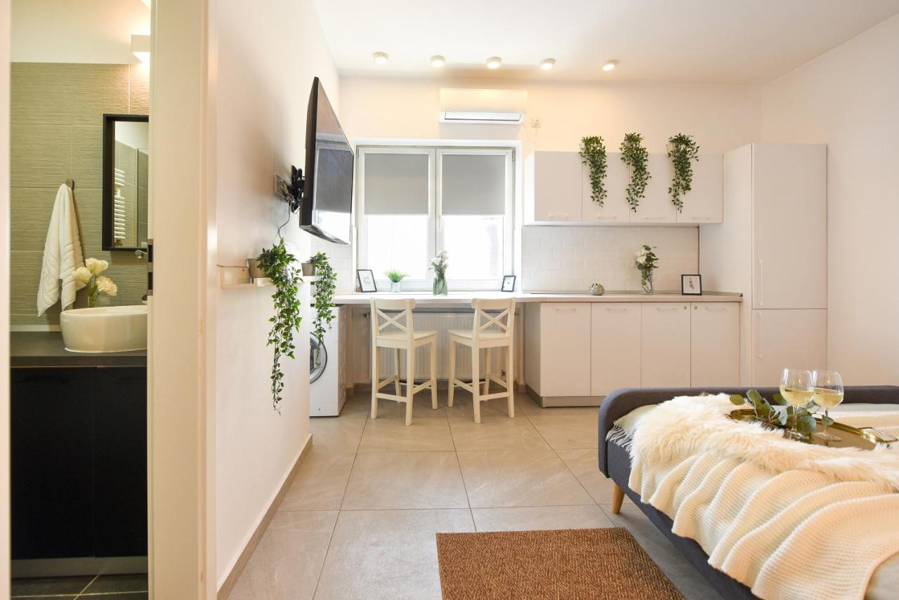 Read All About It - Stylish Central Studio بوخارست المظهر الخارجي الصورة