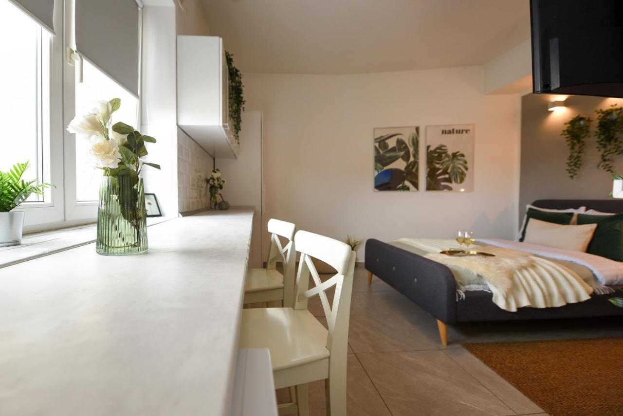 Read All About It - Stylish Central Studio بوخارست المظهر الخارجي الصورة